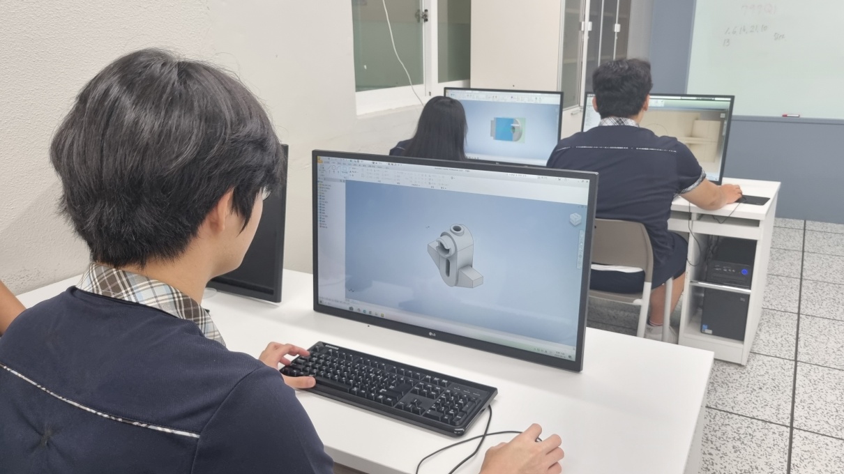 기계요소설계 실습중인 이미지