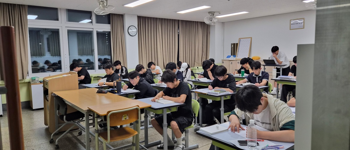 학기 중에도, 여름방학에도 저녁 9시까지 이뤄지는 야간자율학습 이미지