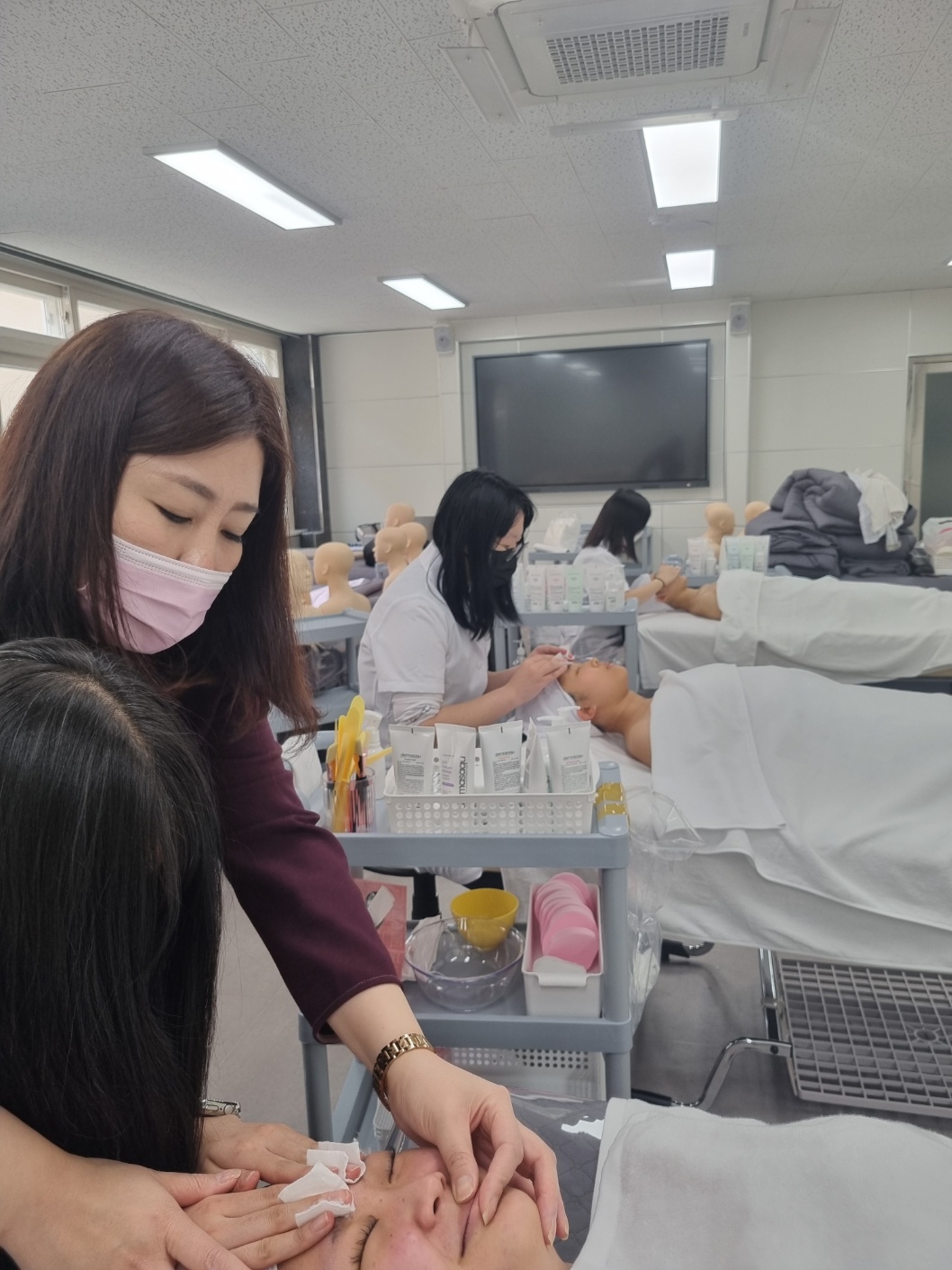피부미용 관련 수업 및 실습 이미지
