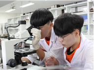 화학 구조 분석 실습중인 이미지