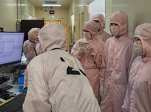 전자과 실습 수업중인 이미지