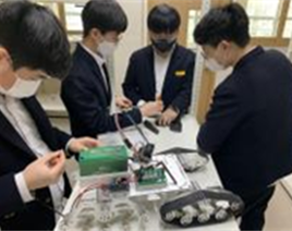 아두이노 전공 동아리 활동중인 이미지