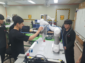 3D 프린터 전공 동아리 활동중인 이미지