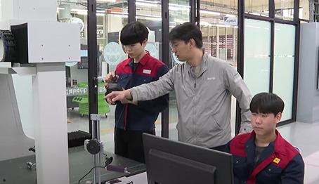 첨단장비 및 최신기계로 맞춤형 수업 중인 이미지