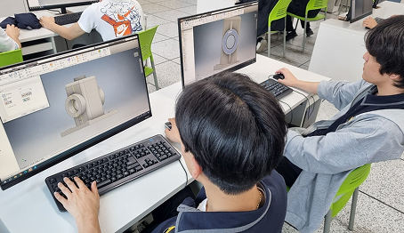 컴퓨터로 맞춤형 수업 중인 이미지