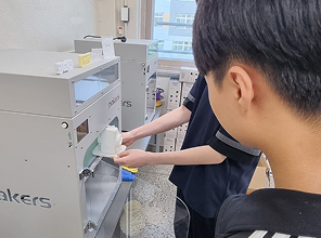 IT전자과 3D 프린터 출력 실습 중인 이미지