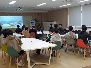 졸업생 초청 취업 특강 중인 이미지