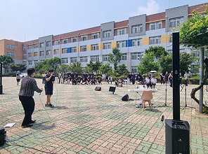 사제동행 버스킹 중인 이미지