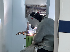 용접 실습중인 이미지