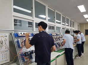 자동화설비 실습중인 이미지