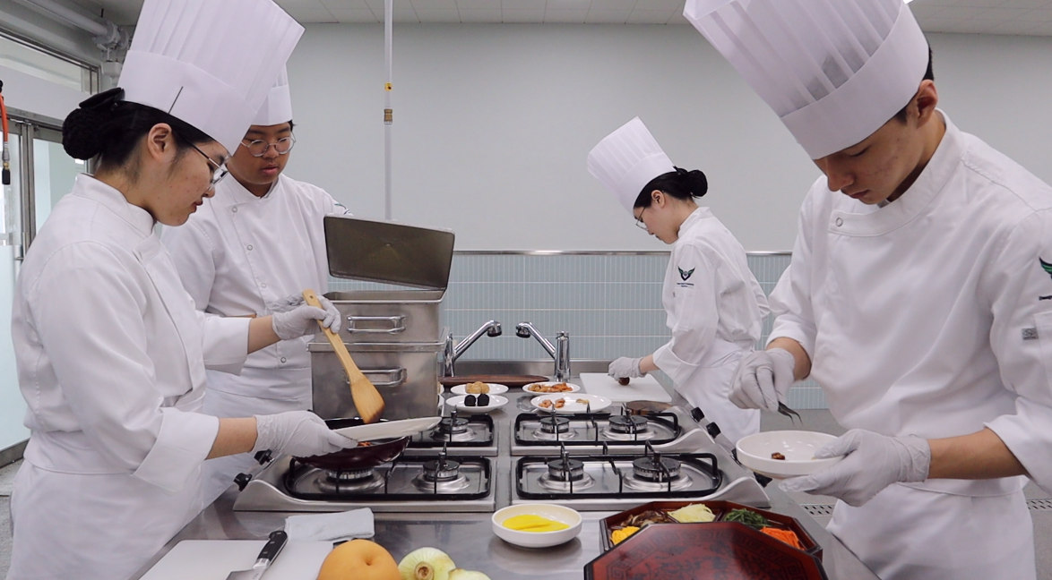 서양조리 실습중인 이미지