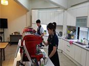 특수교육학생 바리스타실습중인 이미지