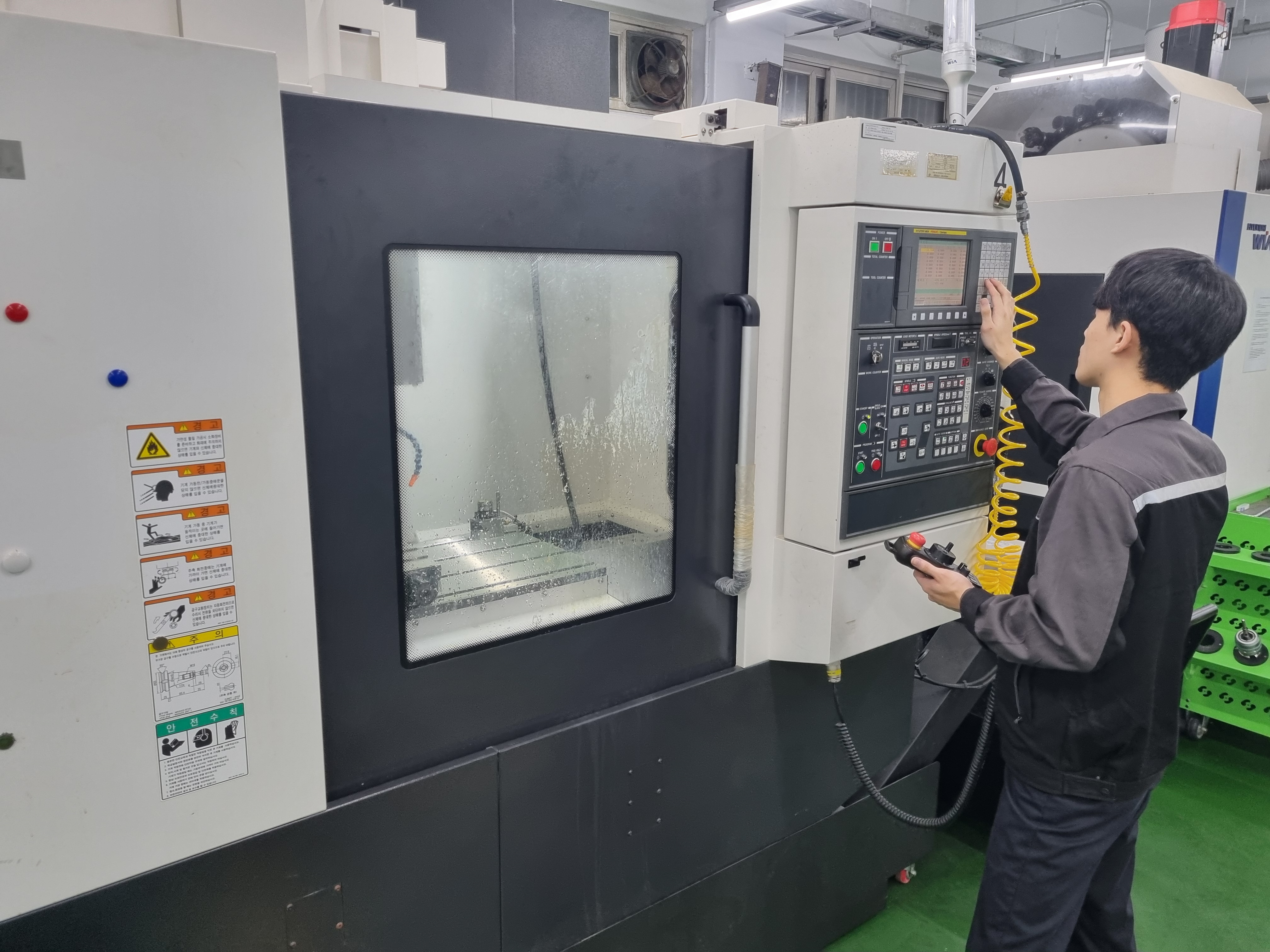 기계요소설계 실습중인 이미지