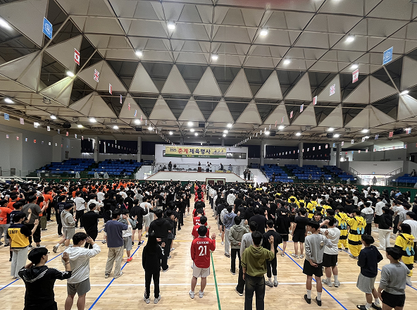 모두가 참여하는 체육대회 중인 이미지