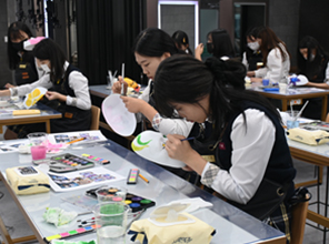 메이크업 실습중인 이미지