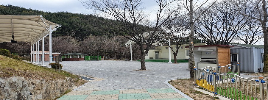 태백 야영지 운동장 입구 이미지