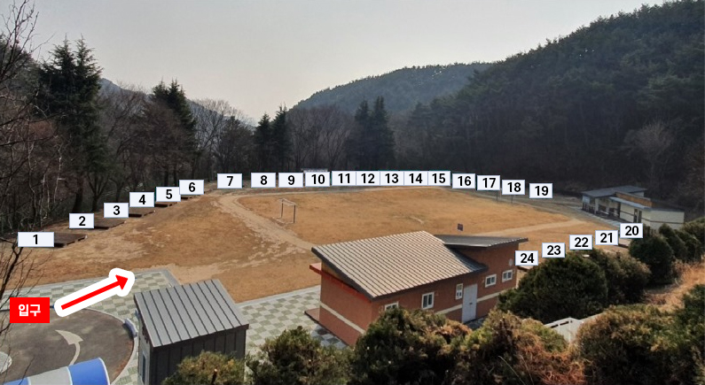 캠핑장 위치(배치도)를 나타낸 이미지로, 왼쪽 아래편 입구에서부터 시계방향으로 데크1~24가 동그랗게 위치하여 있다